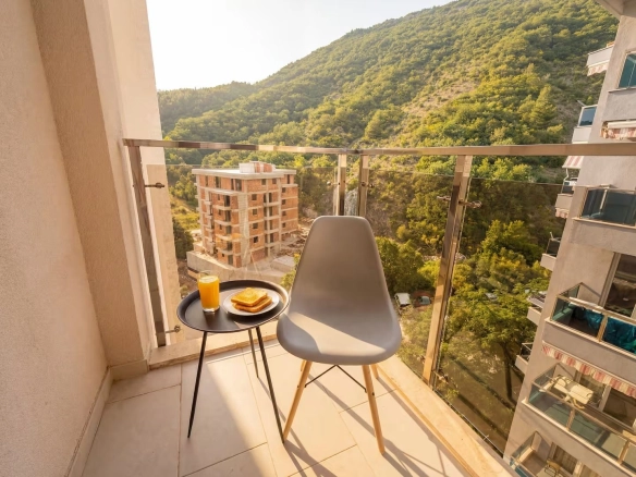 Moderno opremljen studio apartman u kompleksu sa bazenom -Bečići (Izdavanje na period do 01.06.2027)