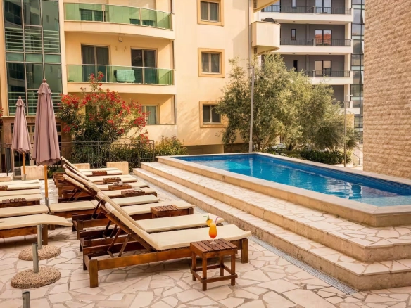 Moderno opremljen studio apartman u kompleksu sa bazenom -Bečići (Izdavanje na period do 01.06.2027)