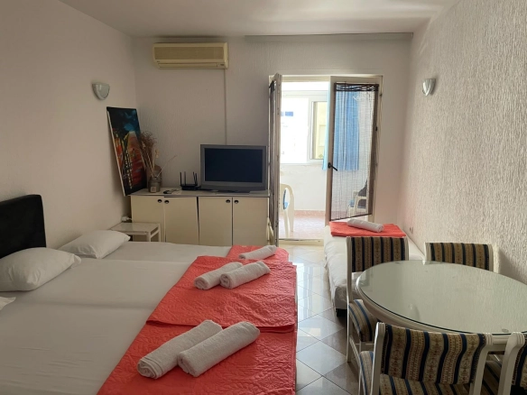 Izdavanje opremljene garsonjere 29 m² – Bečići | 200 m od plaže, dugoročni najam