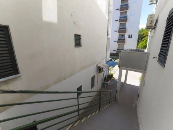 Izdavanje opremljene garsonjere 29 m² – Bečići | 200 m od plaže, dugoročni najam