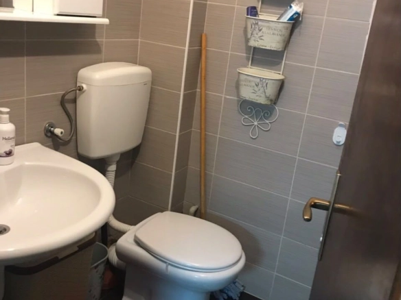 Izdavanje opremljene garsonjere 29 m² – Bečići | 200 m od plaže, dugoročni najam