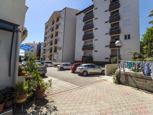Izdavanje opremljene garsonjere 29 m² – Bečići | 200 m od plaže, dugoročni najam
