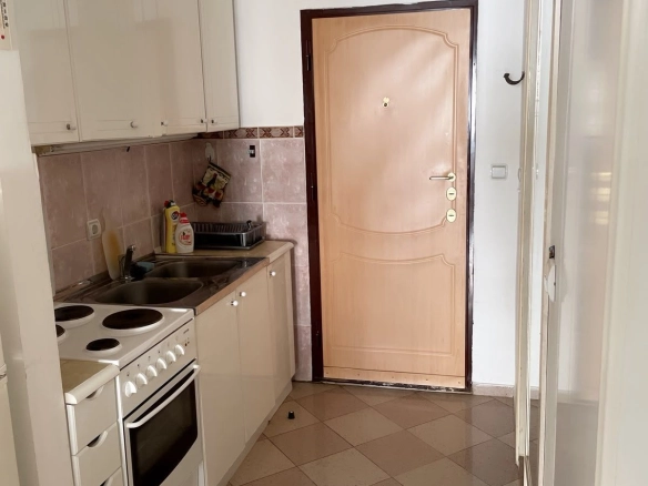 Izdavanje opremljene garsonjere 29 m² – Bečići | 200 m od plaže, dugoročni najam