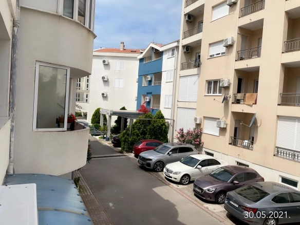 Izdavanje opremljene garsonjere 29 m² – Bečići | 200 m od plaže, dugoročni najam