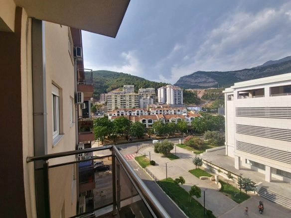 Izdavanje dvosobnog stana 69m² sa garažnim mjestom–Budva, Rozino (dugoročno izdavanje)