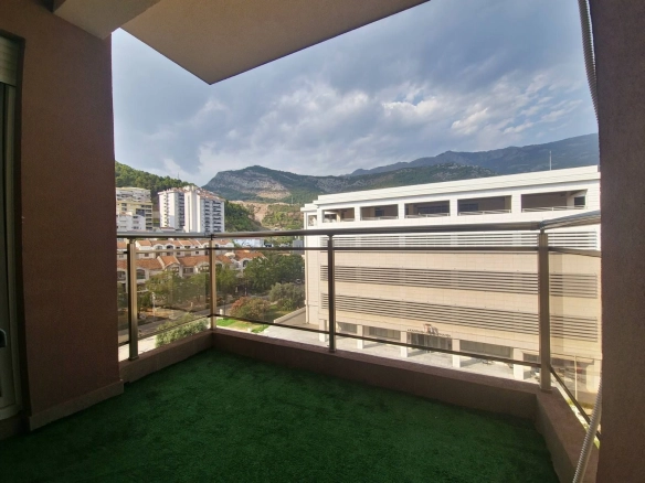Izdavanje dvosobnog stana 69m² sa garažnim mjestom–Budva, Rozino (dugoročno izdavanje)