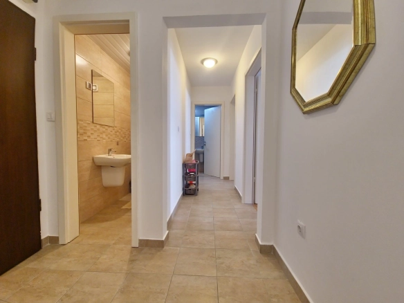 Izdavanje dvosobnog stana 69m² sa garažnim mjestom–Budva, Rozino (dugoročno izdavanje)