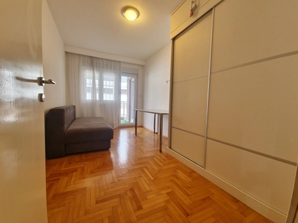 Izdavanje dvosobnog stana 69m² sa garažnim mjestom–Budva, Rozino (dugoročno izdavanje)