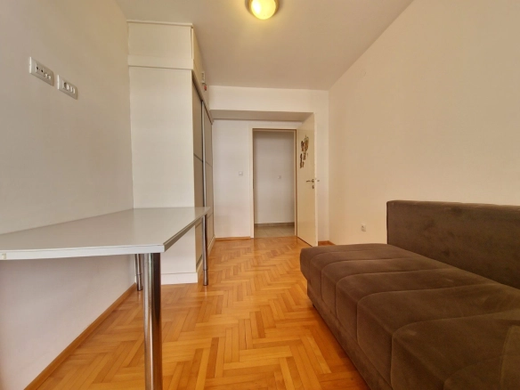 Izdavanje dvosobnog stana 69m² sa garažnim mjestom–Budva, Rozino (dugoročno izdavanje)