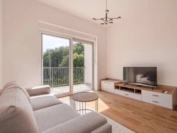 Izdavanje dvosobnog stana 60 m² sa garažnim mjestom– Pržno, Budva (izdavanje na duži period)