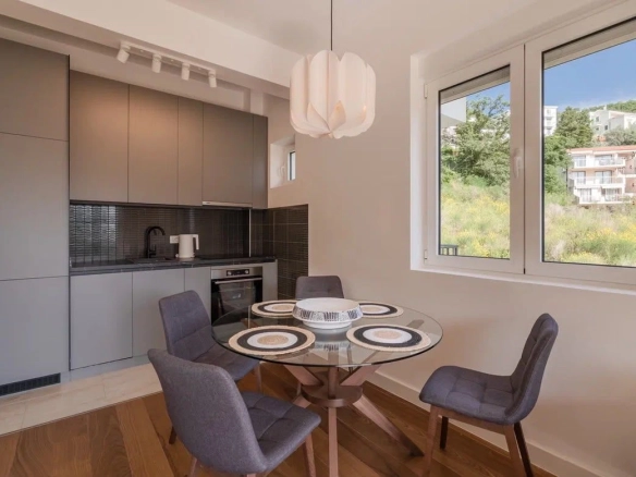 Izdavanje dvosobnog stana 60 m² sa garažnim mjestom– Pržno, Budva (izdavanje na duži period)