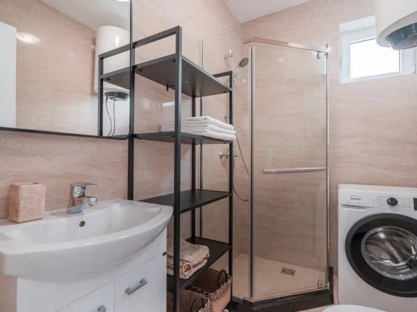 Izdavanje dvosobnog stana 60 m² sa garažnim mjestom– Pržno, Budva (izdavanje na duži period)