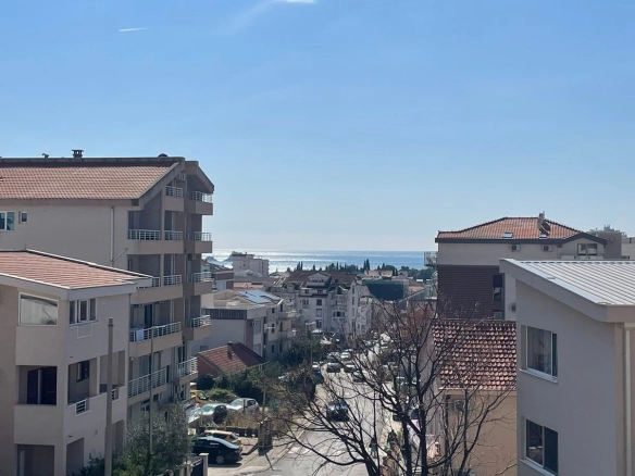 Prodaja dvosobnog stana 55 m² sa pogledom na more i grad – Lazi, Budva