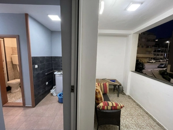 Prodaja dvosobnog stana 55 m² sa pogledom na more i grad – Lazi, Budva