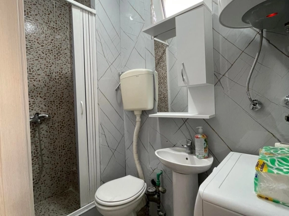 Prodaja dvosobnog stana 55 m² sa pogledom na more i grad – Lazi, Budva