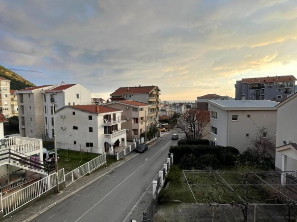 Prodaja dvosobnog stana 55 m² sa pogledom na more i grad – Lazi, Budva