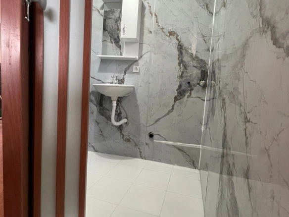 Prodaja dvosobnog stana 55 m² sa pogledom na more i grad – Lazi, Budva