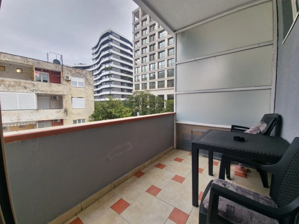 Jednosoban stan 40m2 u centru Budve (Izdavanje na period do sezone 01.06.2026)