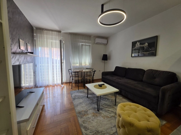 Prodaja namještenog stana 37 m² – Centar Podgorice, 500 m od hotela Hilton