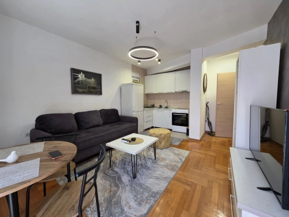 Prodaja namještenog stana 37 m² – Centar Podgorice, 500 m od hotela Hilton