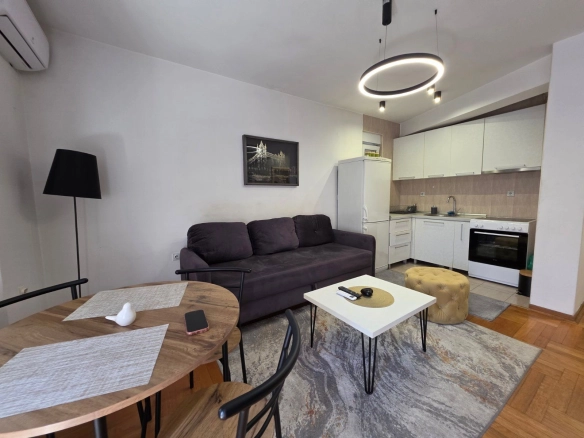 Prodaja namještenog stana 37 m² – Centar Podgorice, 500 m od hotela Hilton