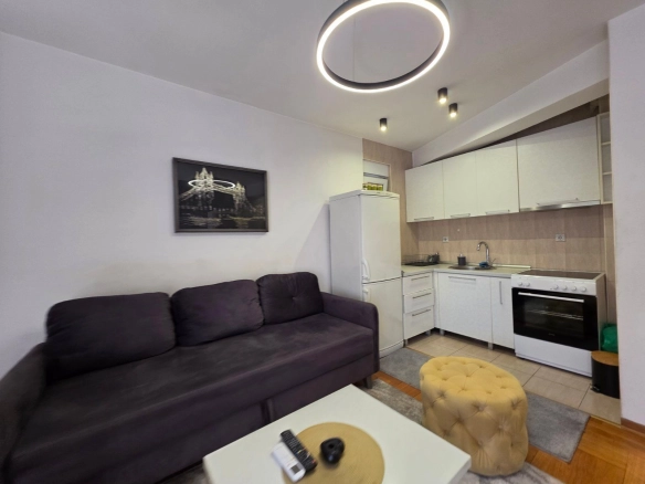 Prodaja namještenog stana 37 m² – Centar Podgorice, 500 m od hotela Hilton