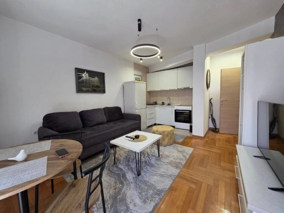 Prodaja namještenog stana 37 m² – Centar Podgorice, 500 m od hotela Hilton