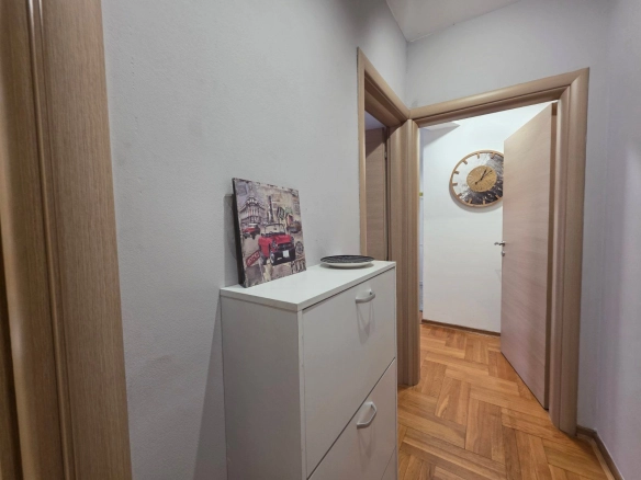 Prodaja namještenog stana 37 m² – Centar Podgorice, 500 m od hotela Hilton