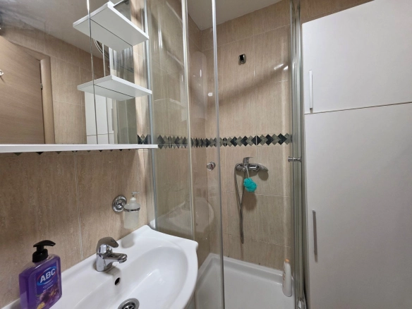 Prodaja namještenog stana 37 m² – Centar Podgorice, 500 m od hotela Hilton