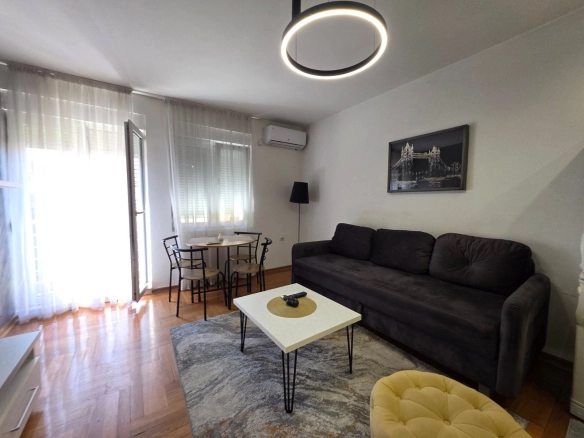 Prodaja namještenog stana 37 m² – Centar Podgorice, 500 m od hotela Hilton