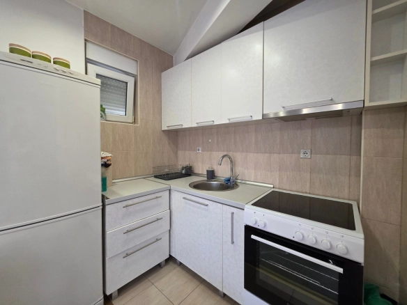 Prodaja namještenog stana 37 m² – Centar Podgorice, 500 m od hotela Hilton