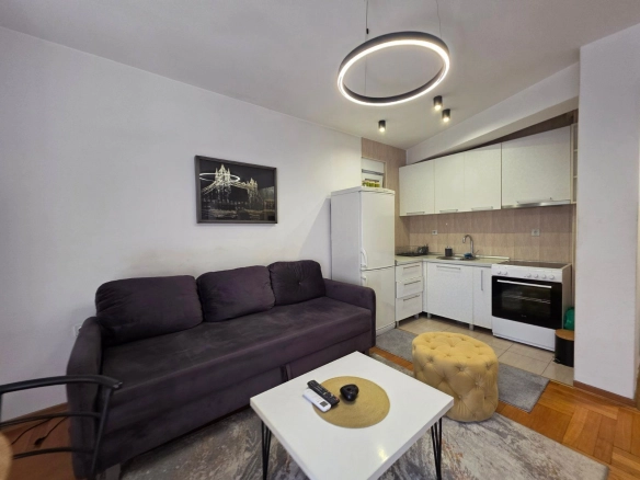 Prodaja namještenog stana 37 m² – Centar Podgorice, 500 m od hotela Hilton