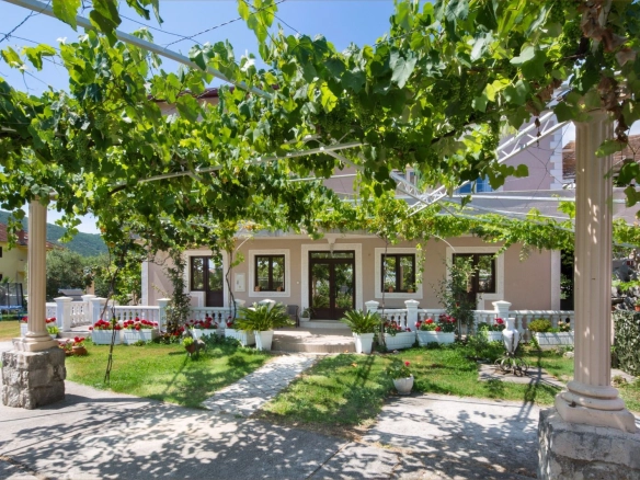 Izdavanje namještenog dvosobnog stana 100 m² – Lastva Grbaljska, Kotor (na duži period)