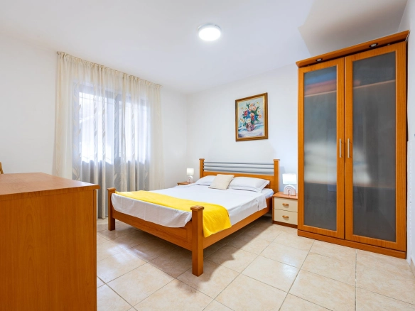 Izdavanje namještenog dvosobnog stana 100 m² – Lastva Grbaljska, Kotor (na duži period)