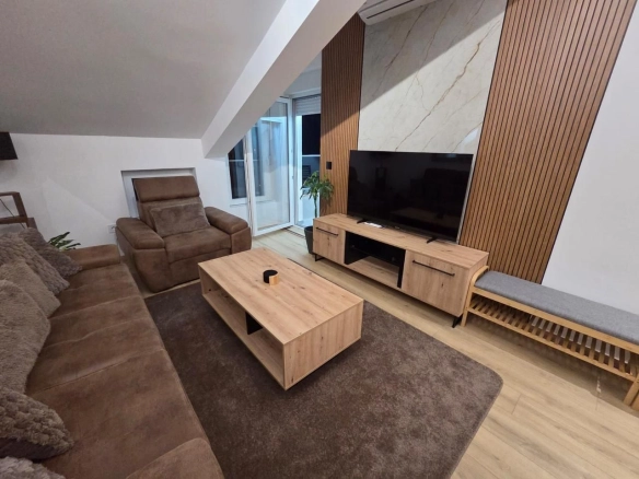Izdavanje luksuznog dvosobnog penthouse stana 70 m²  sa velikom terasom – The Old Bakery, Budva  (izdavanje na duži period)