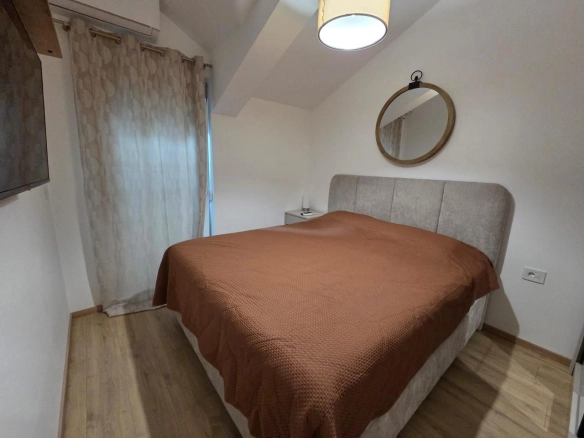 Izdavanje luksuznog dvosobnog penthouse stana 70 m²  sa velikom terasom – The Old Bakery, Budva  (izdavanje na duži period)
