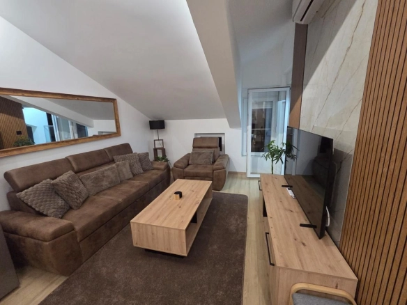 Izdavanje luksuznog dvosobnog penthouse stana 70 m²  sa velikom terasom – The Old Bakery, Budva  (izdavanje na duži period)