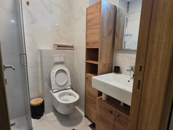 Izdavanje luksuznog dvosobnog penthouse stana 70 m²  sa velikom terasom – The Old Bakery, Budva  (izdavanje na duži period)