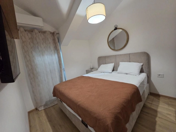 Izdavanje luksuznog dvosobnog penthouse stana 70 m²  sa velikom terasom – The Old Bakery, Budva  (izdavanje na duži period)
