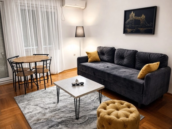 Prodaja namještenog stana 37 m² – Centar Podgorice, 500 m od hotela Hilton