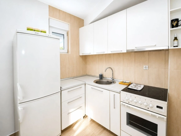 Prodaja namještenog stana 37 m² – Centar Podgorice, 500 m od hotela Hilton