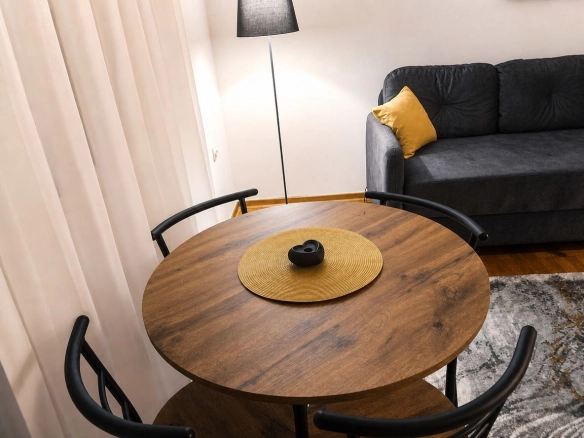 Prodaja namještenog stana 37 m² – Centar Podgorice, 500 m od hotela Hilton
