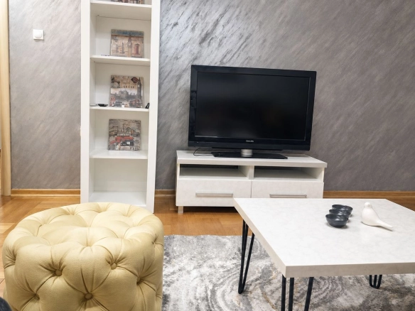 Prodaja namještenog stana 37 m² – Centar Podgorice, 500 m od hotela Hilton