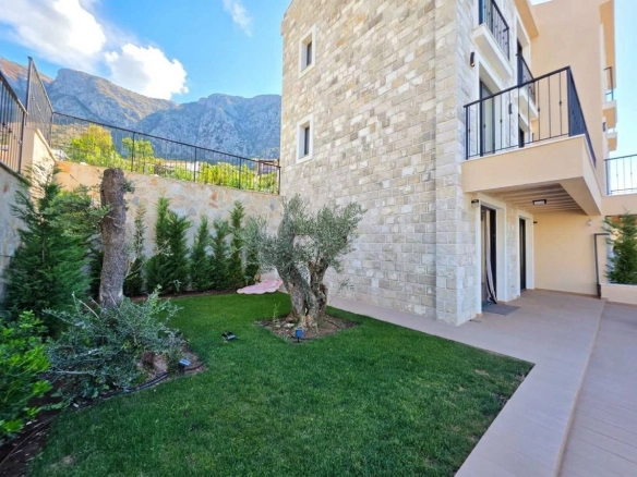 Townhouse luksuzna vila  sa bazenom, garažom i panoramskim pogledom na more – Blizikuće, Budvanska rivijera (izdavanje na duži period)