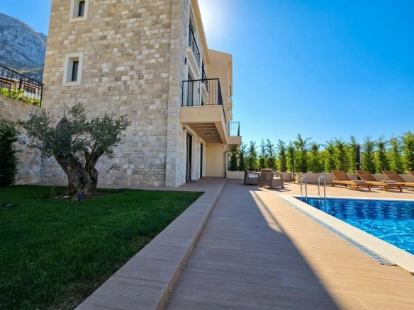 Townhouse luksuzna vila  sa bazenom, garažom i panoramskim pogledom na more – Blizikuće, Budvanska rivijera (izdavanje na duži period)