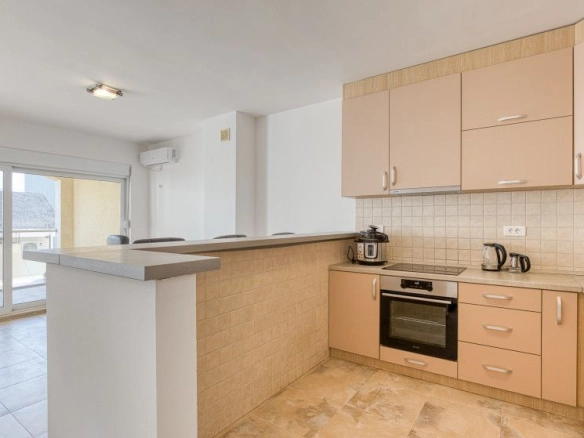 Izdavanje prostranog dvosobnog stana 120 m² sa privatnim dvorištem i garažnim mjestom – Lazi, Budva (Pet-Friendly) NA Duži PERIOD