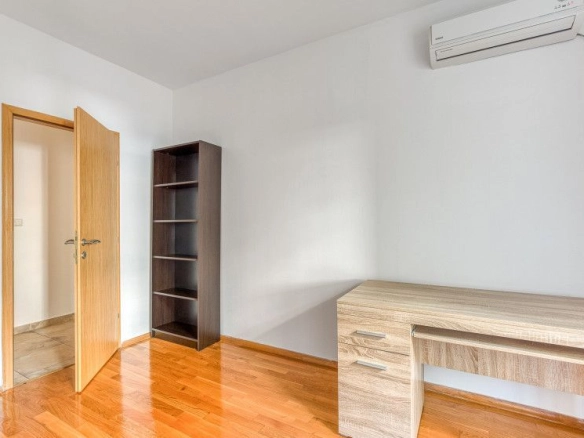 Izdavanje prostranog dvosobnog stana 120 m² sa privatnim dvorištem i garažnim mjestom – Lazi, Budva (Pet-Friendly) NA Duži PERIOD