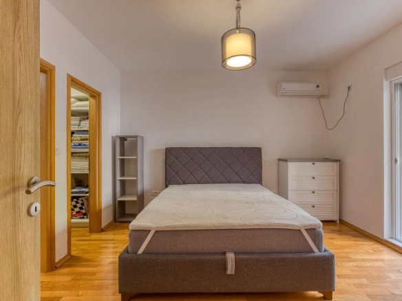 Izdavanje prostranog dvosobnog stana 120 m² sa privatnim dvorištem i garažnim mjestom – Lazi, Budva (Pet-Friendly) NA Duži PERIOD