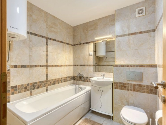 Izdavanje prostranog dvosobnog stana 120 m² sa privatnim dvorištem i garažnim mjestom – Lazi, Budva (Pet-Friendly) NA Duži PERIOD