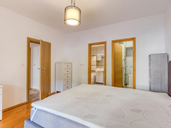 Izdavanje prostranog dvosobnog stana 120 m² sa privatnim dvorištem i garažnim mjestom – Lazi, Budva (Pet-Friendly) NA Duži PERIOD